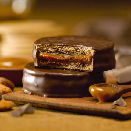Cachafaz Alfajor Chocolate Negro con Dulce de Leche 760 g (Box of 12)